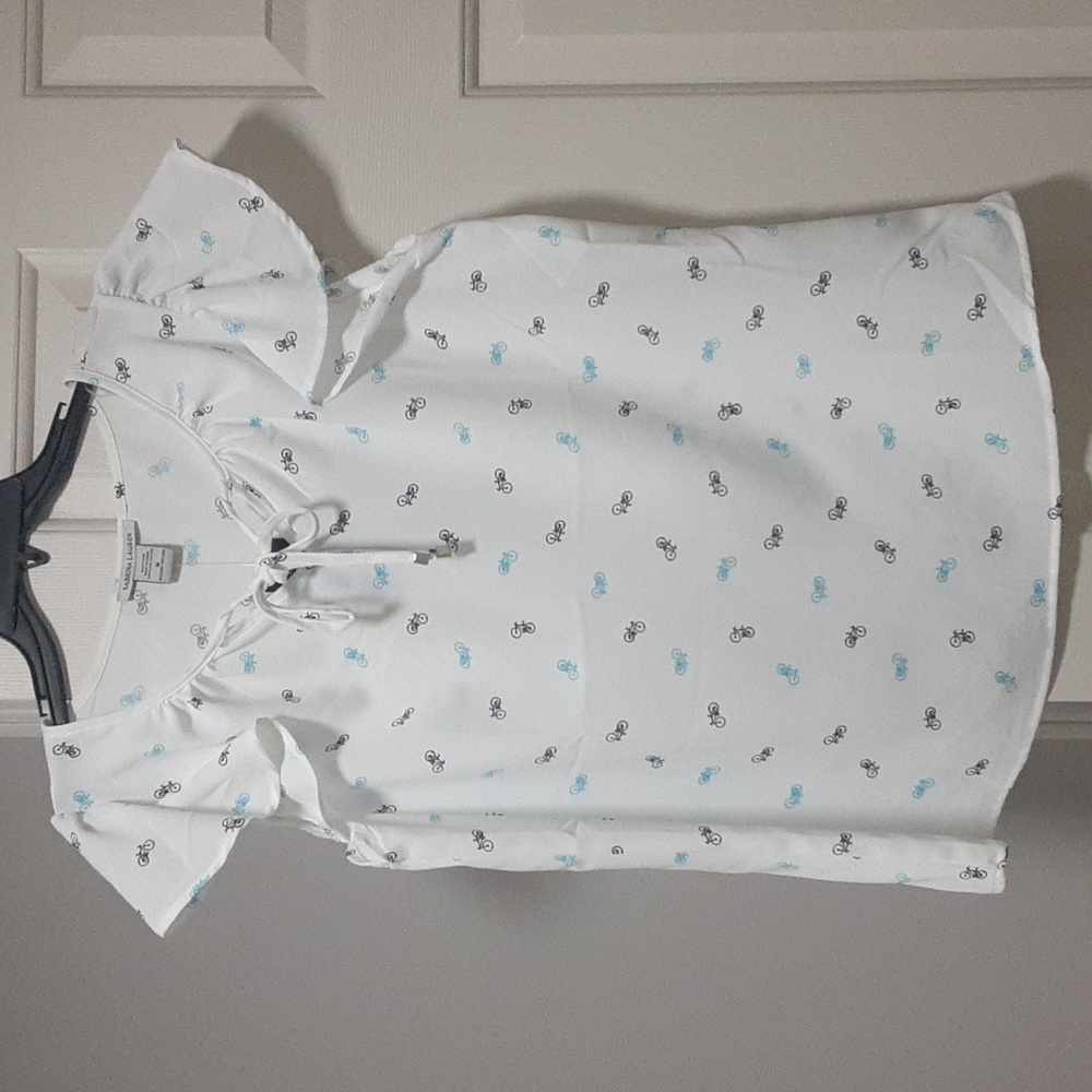 Sabrina Lauren New York Bicycle top with flutter sleeves. Medium. NWT.